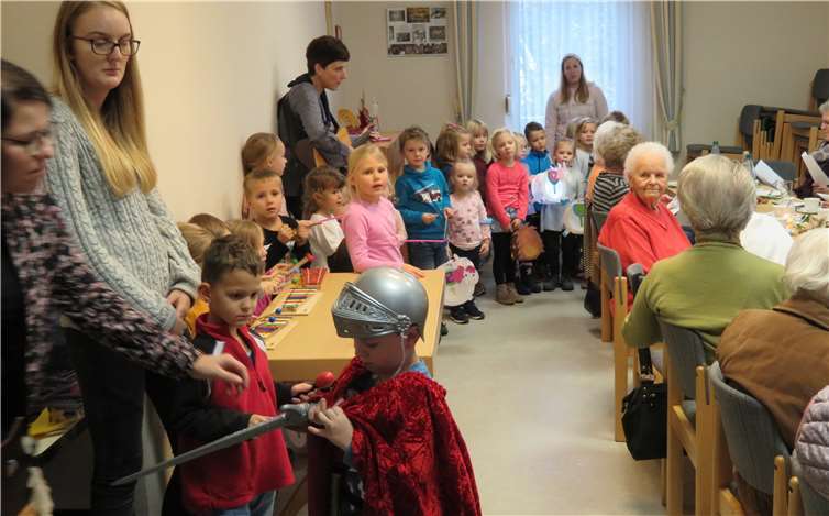 Bei einer weiteren Aufführung teilte St. Martin mit dem Schwert seinen Mantel und gab die Hälfte dem armen Bettler. Aufmerksam verfolgten die Seniorinnen das Spiel und bedankten sich mit viel Applaus bei den Kindern.Foto:Kindergarten Marienrachdorf