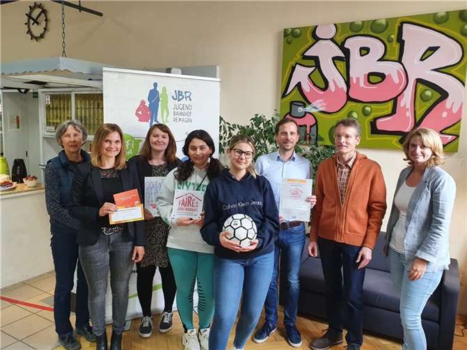 Bei fair gehandelten Kaffee und Tee sowie selbstgebackenen Muffins, wurde dem Team der Jugendpflege Remagen, bestehend aus Britta Jelken, Aileen Buschmann und Maike Kriechel, sowie Jugendlichen aus der fairen Planungsgruppe das Zertifikat „Faires Jugendhaus“ überreicht. Unter den Gratulanten waren unter anderem Bürgermeister Björn Ingendahl sowie Walburga Greiner aus dem Weltladen Remagen-Sinzig. Quelle: Stadt Remagen