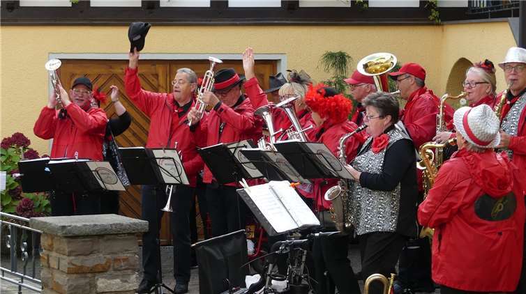 Bei flotter Livemusikunterhaltung mundeten die Angebote der Winzer noch einmal so gut.