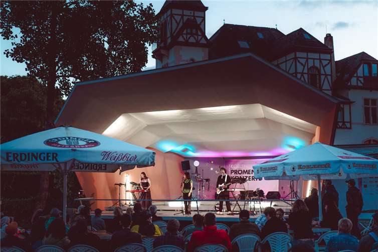Bei freiem Eintritt präsentierten sich auf der Bühne der Konzertmuschel am Koblenzer Rheinufer drei vielseitige Acts, die zeigten, wie facettenreich und kraftvoll Musik jenseits stereotyper Geschlechterrollen sein kann. Foto: Isabelle Hofmann, belleisart