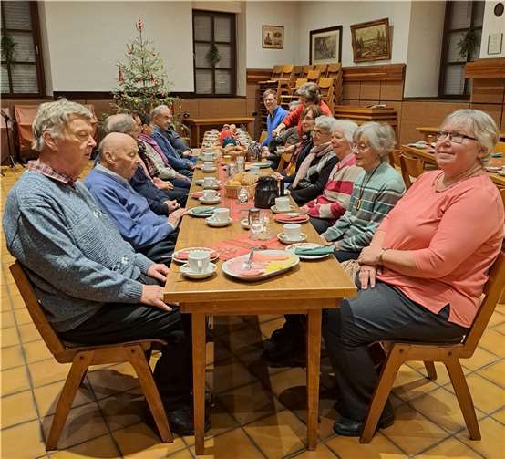 Bei frischem Kaffee, knusprigen Brötchen und selbstgemachten Marmeladen kamen die Teilnehmenden lebhaft ins Gespräch und dankten für die liebevolle Vorbereitung.  Foto: Sabine Lohner