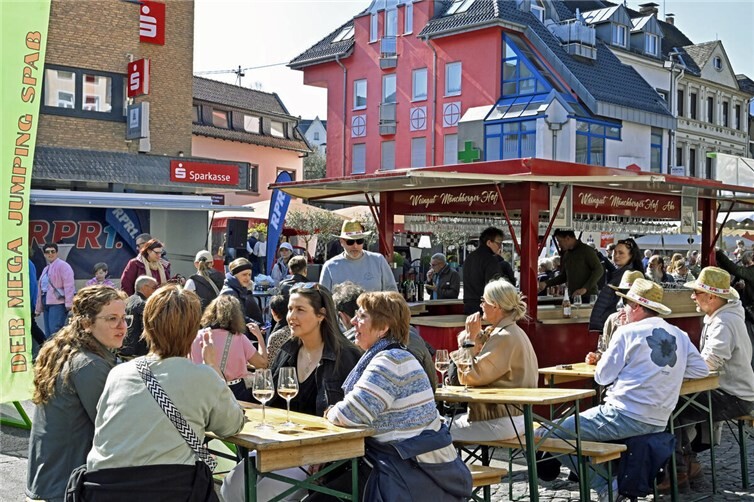 Bei frühlingshaften Temperaturen genossen die Besucherinnen und Besucher auch gerne die flüssigen Gaumenfreuden.