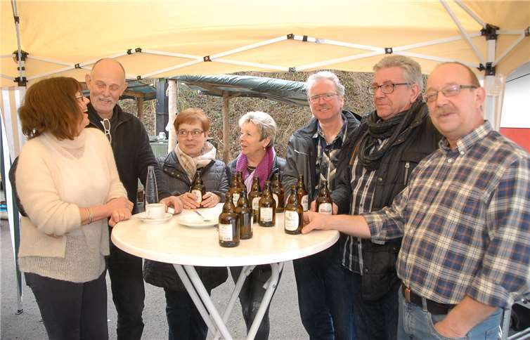 Bei frühlingshaften Temperaturen nutzten viele Besucher des Schlachtfestsdie Gelegenheit zu einem Plausch an einem der Stehtische im Freien.