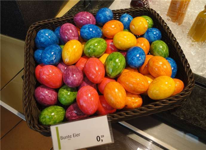 Bei gekochten bunten Ostereiern besteht keine Kennzeichnungspflicht: Die Haltungsform der Hühner bleibt für den Verbraucher unklar. Copyright: Deutscher Tierschutzbund e.V.