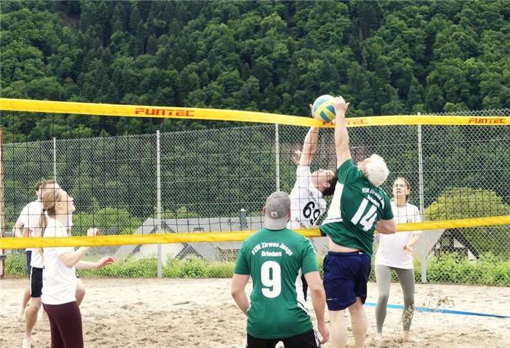 Beachvolleyball und Lebendkicker sorgten für Gaudi Bei gemischten Teams ging es auf heimischem Moselsand mit viel Engagement und noch mehr Gaudi zur Sache.