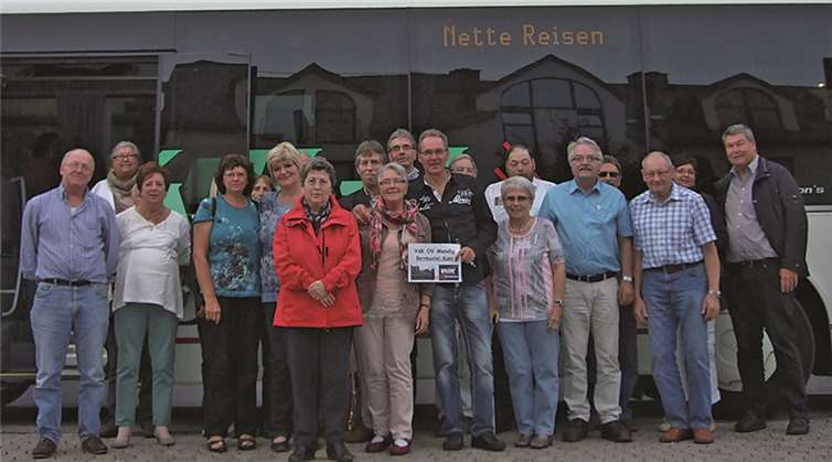 Bei geselliger Stimmung posierten die Teilnehmer des VdK-Ortsverbands Mendig vor ihrem Reisegefährt. privat
