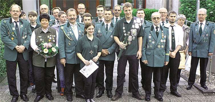 Bei glücklicher Weise trockenem Wetter schossen die Schützen ihren neuen König aus.  DL