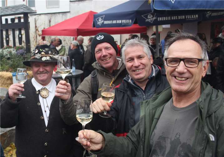Bei gutem Dernauer Wein herrschte beste Stimmung.