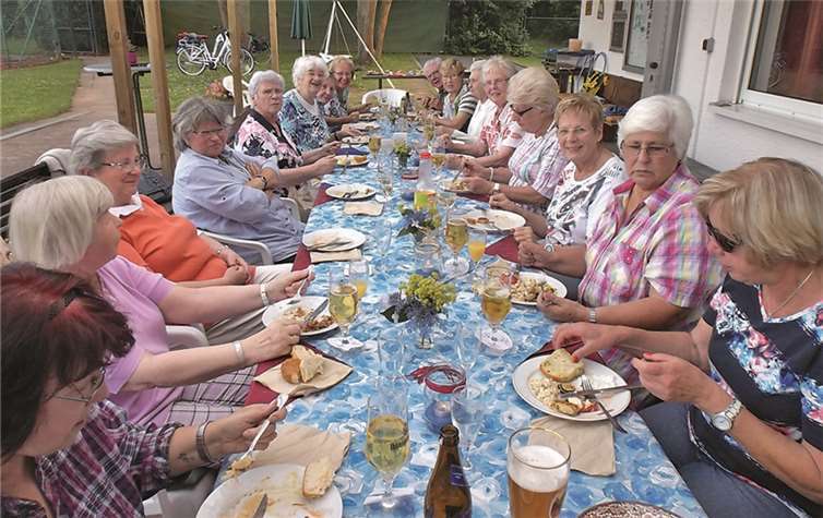 Bei gutem Essen ging es während des Sommerfests munter und gesellig zu. privat