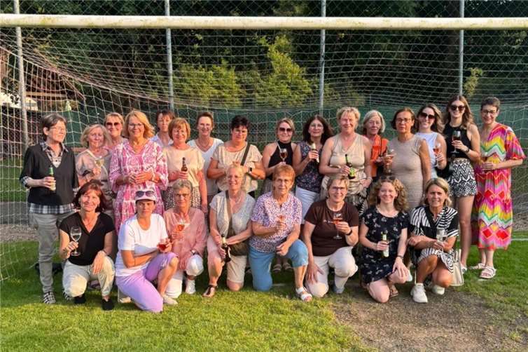 SV Roßbach: 40 Jahre Damen-Fitnessgymnastik Bei gutem Wetter, Bratwurst und kühle Getränke wurde es ein gemütlicher Abend. Foto: privat