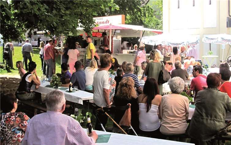 Bei gutem Wetter herrschte auch gute Stimmung, besonders durch die zahlreichen Darbietungen.
