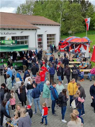 Bei gutem Wetter strömten viele Kräfte aus den umliegenden Feuerwehren und die Bevölkerung aus St Katharinen zum Gerätehaus.  Foto: Feuerwehr St. Katharinen (V. Ehrenberg)