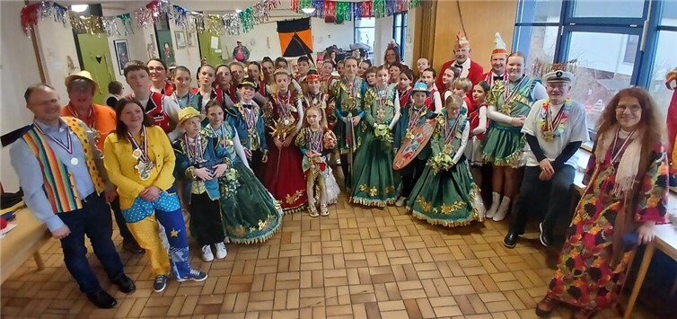 Bei guter Stimmung feierten die Jecken Karneval.  Foto: Christoph Menzenbach