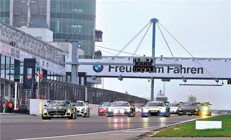 Bei herbstlicher Witterung starteten 133 Fahrzeuge zum DMV-250-Meilen-Rennen.BURG