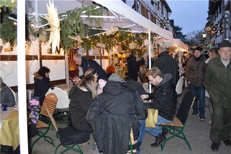 Bei hereinbrechender Dunkelheit strömten die Gäste auf den Adventsmarkt. 