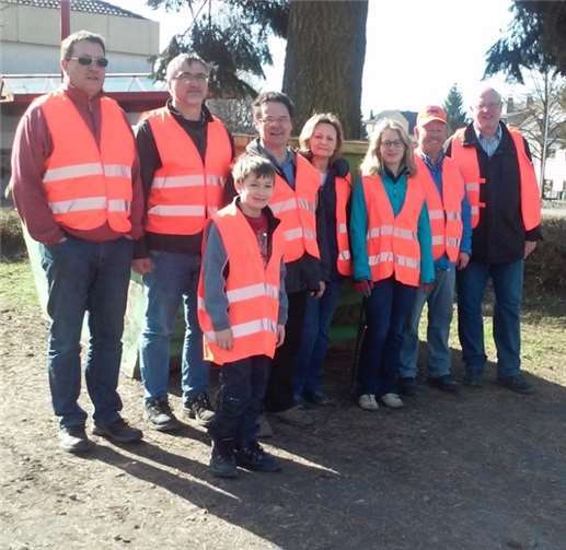 Bei herrlichem Frühlingswetter machten sich acht Helferinnen und Helfer an die Reinigung von Straßen und Wald. Foto: privat