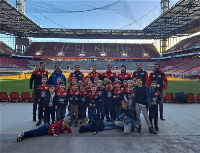 Bei herrlichem Kaiserwetter unternahm die F-Jugend der JSG Wiedtal eine Stadionführung im Rhein-Energie-Stadion.  Foto: JSG Wiedtal