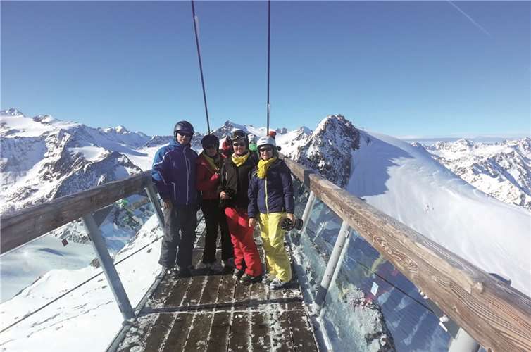 Bei herrlichem Skiwetter und bester Skilaune präsentiert sich der Ski-Club auf der Panoramaplattform über dem Tiefenbachgletscher. privat