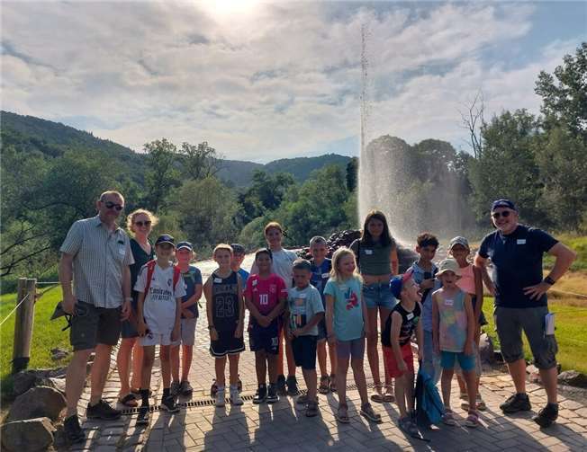 Bei herrlichem Sommerwetter starteten 15 Koisdorfer Nachwuchskräfte und ihre 3 Begleiter vom Ortsbeirat mit gecharterten Kleinbussen die Exkursion ins Geysir-Museum nach Andernach. Foto: Ortsbeirat Koisdorf
