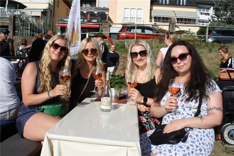 Bei herrlichem Sommerwetter und wohlschmeckenden Weinen ließ es sich entlang der Conder Festmeile hervorragend feiern.
