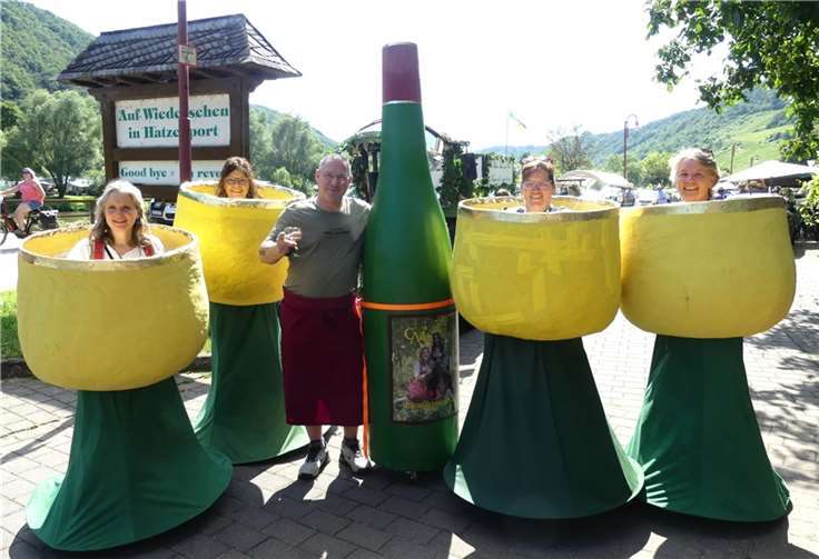 Bei herrlichem Sonnenschein durften es dann in Hatzenport auch schon mal ein paar größere Schoppen sein.