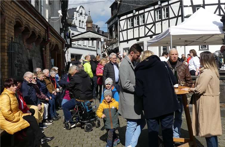 Bei herrlichem Sonnenschein fanden sich zur Traditionsveranstaltung viele Hundert Besucher in Winningen ein. TE