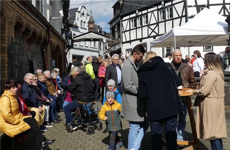 Bei herrlichem Sonnenschein fanden sich zur Traditionsveranstaltung viele Hundert Besucher in Winningen ein.