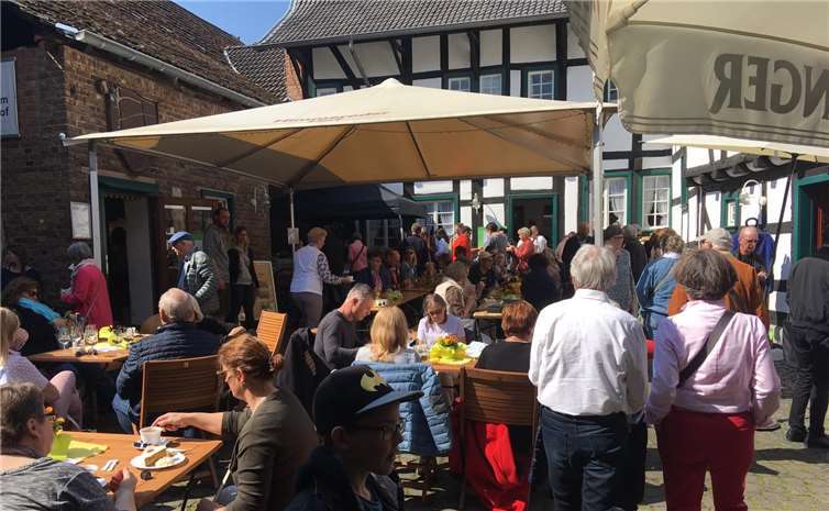 Bei herrlichem Sonnenschein genossen die Besucher das Markttreiben. Fotos: AMS