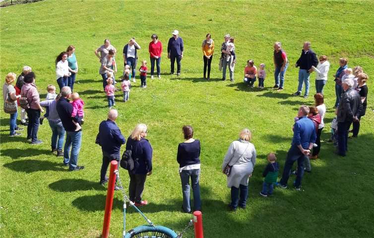 Bei herrlichem Sonnenschein wurden die Großeltern auf dem Außengelände von ihren Enkelkindern und den Erziehern begrüßt.Foto: privat
