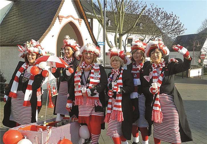 Bei herrlichem Sonnenschein zogen die bunten Fußgruppen durch Löf.