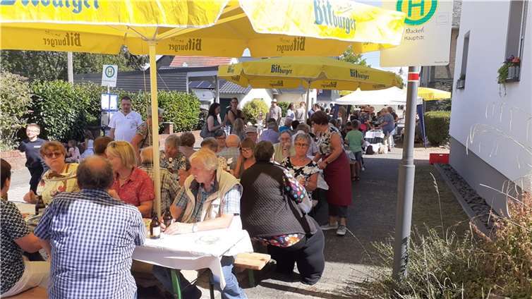 Bei herrlichem Spätsommerwetter konnten die Besucher die schöne Atmosphäre um den alten Dorfbackes genießen. Foto: Marco Kneip