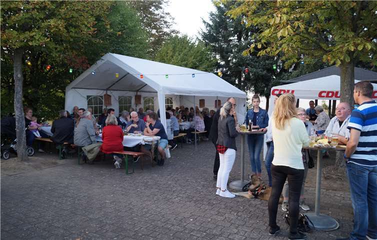 Bei herrlichem Spätsommerwetter trafen sich rund 80 CDU-Mitglieder, Familienangehörige und Freunde zum traditionellen Grillfest der CDU Kaltenengers auf dem Grillplatz des Sport- und Freizeitgeländes.privat
