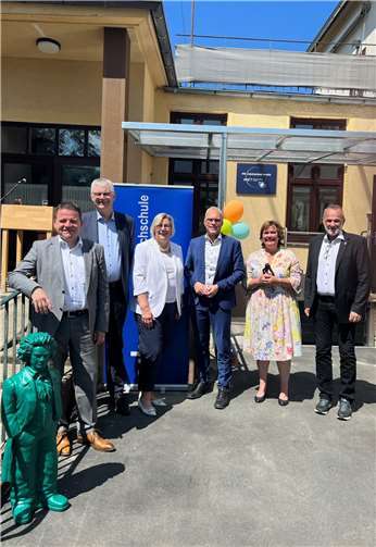 Bei herrlichem Wetter begrüßten Hausmanns und ihr Team bestens gelaunte Gäste zur Einweihungsfeier mit anschließendem Umtrunk unter freiem Himmel. Foto: privat