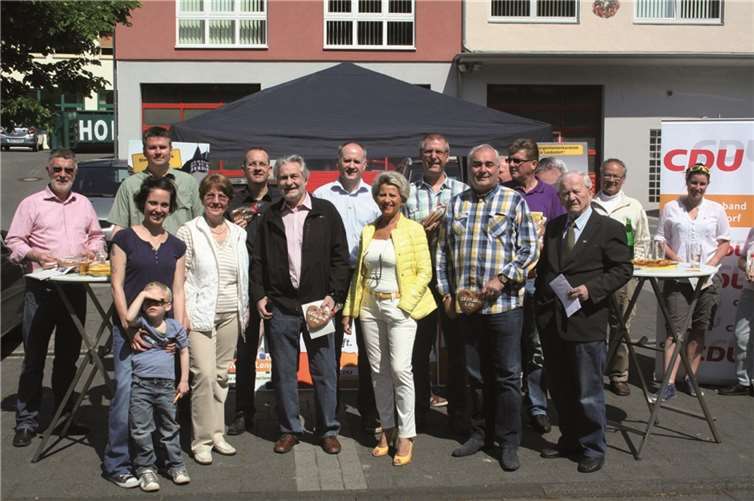 Bei herrlichem Wetter fand der CDU-Infostand regen Zuspruch bei den Mitbürgerinnen und Mitbürgern. privat