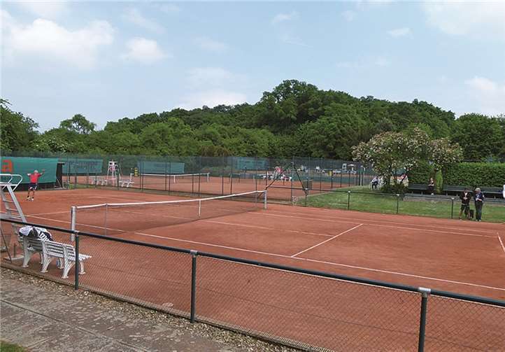 Bei herrlichem Wetter fanden die Finalspiele in 5 Damen- und Herrenkonkurrenzen statt.