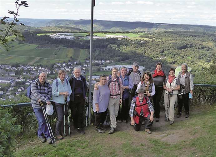 Mit der Herbstsonne auf dem Leiermannspfad Bei herrlichem Wetter konnten die Wanderer aus Remagen die Aussicht über das Moseltal genießen. privat