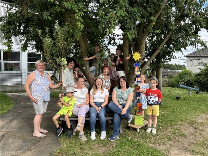 Bei herrlichem Wetter ließen es sich die Kinder, Eltern und Bezugserzieher auf dem Außengelände der KiTa Rengsdorf bis in den Abend hinein gutgehen. Quelle: Kindertagesstätte Sonnenland