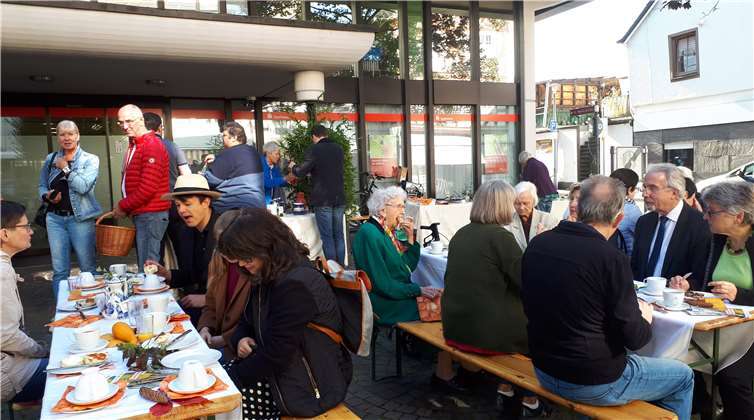 Bei herrlichem Wetter saßen viele Menschen froh gelaunt auf dem Platz vor der Sparkasse und genossen das Angebot des Weltladens, mit fair gehandelte Produkten zu frühstücken.Foto: Hans-Joachim Schmitz