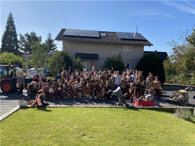 Bei herrlichem Wetter und mit viel guter Laune trafen sich die Familien der Kita Rappelkiste, um am diesjährigen Erntedank- und Winzerfestumzug 2023 teilzunehmen! Foto: Daniela Engmann