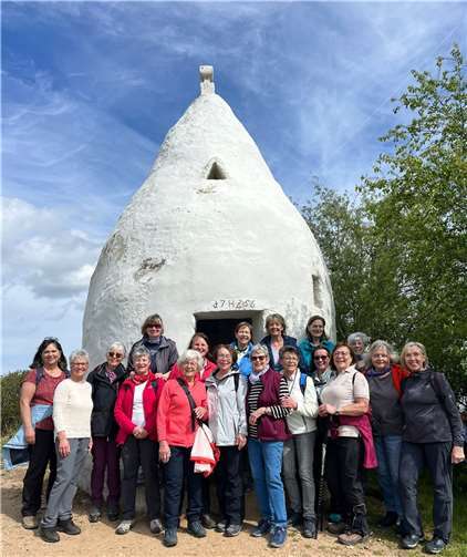 Bei herrlicher Aussicht erreichten die Mädels den schneeweißen Trullo, eines der beliebtesten Fotomotive in Rheinhessen. Foto: privat
