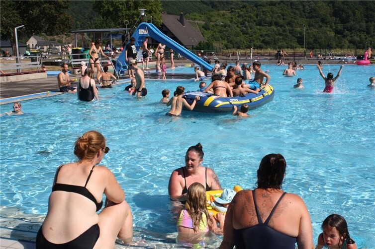 Bei hochsommerlichen Temperaturen herrschte im beliebten Freibad auch zum runden Jubiläum Hochbetrieb.