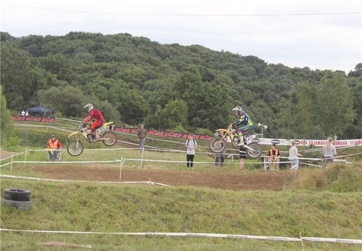 Bei hohen Sprüngen über die „Tische“ bewiesen die Fahrer, dass sie Körper und Maschinen beherrschten.