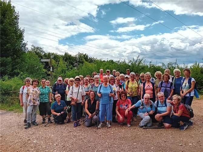 Bei idealem Wanderwetter begaben sich die Wanderfreunde des Eifelvereins Andernach auf den Weg nach Bad Bodendorf an der Ahr, um von dort die 7 km langen Wanderung zum Winzerhäuschen zu starten. Foto: privat