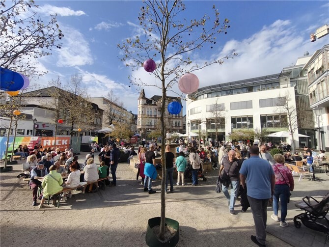 Bei idealen Bedingungen strömten zahlreiche Besucherinnen und Besucher in die Innenstadt von Bad Neuenahr.  Fotos: DU
