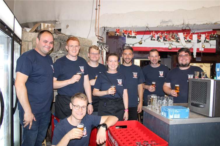 Kögsjeszupp beim Sommerfest zurück im Topf Bei idealen, sommerlichen Bedingungen war für genügend kühle Getränke gesorgt. Fotos: DU