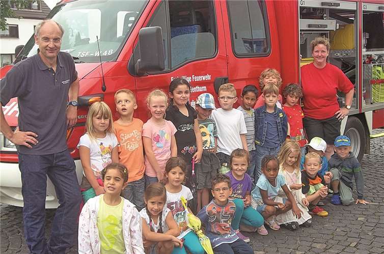 Bei ihrem Ausflug zur Feuerwehr durften die Kinder auch das Feuerwehrauto besichtigen.  privat