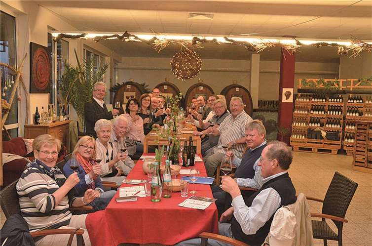 Bei ihrem Besuch im Bad Hönninger Stadtweingut erfuhren die Sozialdemokraten aus Bad Hönningen und Bad Breisig Interessantes über den Weinbau und seine besondere Bedeutung für die Stadt Bad Hönningen. privat
