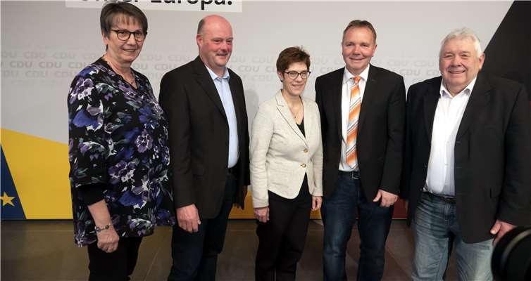Bei ihrem Besuch im Kreis Neuwied kam die Bundesvorsitzende der CDU auch mit Stadtbürgermeister Thomas Vis und den Ortsvorstehern Ingrid Groß, Thomas Kreten und Wilfried Ehrenstein zusammen.Foto: privat
