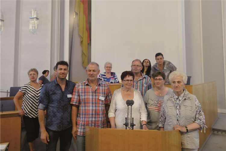 Bei ihrem Besuch im Plenarsaal durften die Ehrenamtlichen auch einmal den Platz des Abgeordneten einnehmen. privat