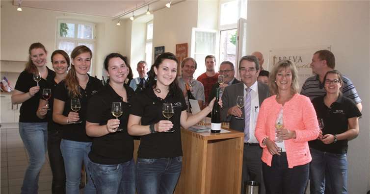 Bei ihrem Besuch in Ernst ließen sich die fünf neuen Bewerberinnen für die „Moselkrone“ unter anderem leckeren BREVA-Riesling schmecken.TE